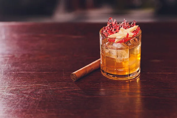 Craft-Cocktail-Stunde an der Hipster-Bar. — Stockfoto