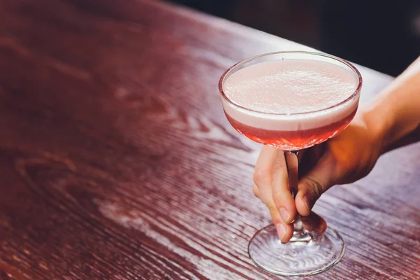 Margarita cocktail drinken close-up in bar koud geserveerd en casino. — Stockfoto