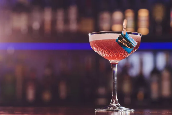 Μαργαρίτα closeup κοκτέιλ ποτό σερβίρεται κρύο στο μπαρ και καζίνο. — Φωτογραφία Αρχείου