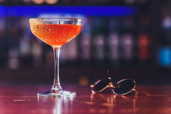 Μαργαρίτα closeup κοκτέιλ ποτό σερβίρεται κρύο στο μπαρ και καζίνο. — Φωτογραφία Αρχείου