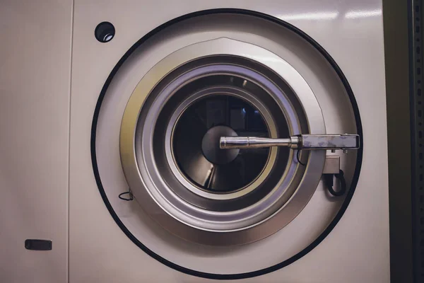 干洗中的洗衣机，特写干洗. — 图库照片