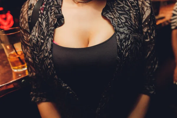 Μαύρο κοντό πουλόβερ με λαιμόκοψη γυναικείο στήθος. — Φωτογραφία Αρχείου