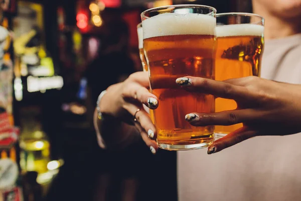 Kadın elinde üç bardak bira barmeni tutuyor.. — Stok fotoğraf