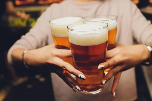 맥주 바텐더 세 잔을 들고 있는 여자. — 스톡 사진