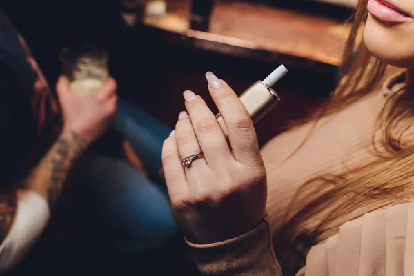 Modern hybrid cigarett enhet utan att bränna tobak, alternativ rökning. — Stockfoto
