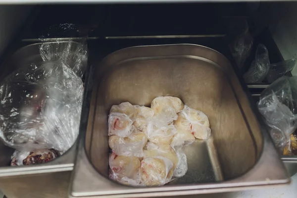 ตู้เย็นแช่แข็งกับอาหารแช่แข็งต่างๆ ร้านอาหารเก็บธนบัตร . — ภาพถ่ายสต็อก