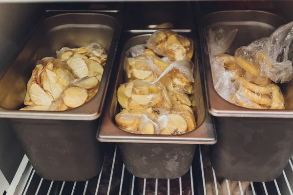 Freezer geladeira com vários alimentos congelados restaurante de armazenamento de boleto . — Fotografia de Stock