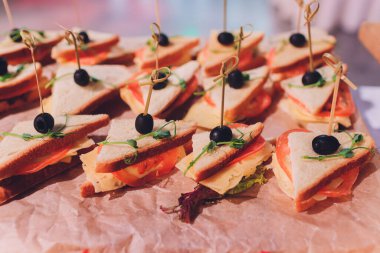Masada taze kanepe çeşitleri var..
