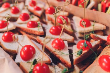 Masada taze kanepe çeşitleri var..