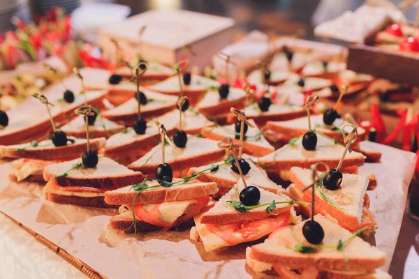 Snacks frescos surtidos de canapé en la mesa . —  Fotos de Stock