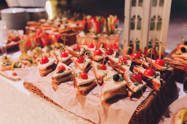 Lanches frescos sortidos de canapé na mesa . — Fotografia de Stock