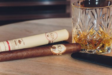 Ufa, Rusya, 15 Kasım 2018: Ahşap masadaki purolarla viski içilir