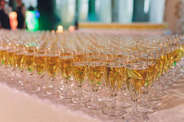 Un montón de copas de vino con un delicioso champán fresco o vino blanco en el bar . —  Fotos de Stock