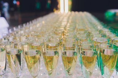 Bir sürü güzel lezzetli şampanya veya beyaz barda şarap şarap bardakları.