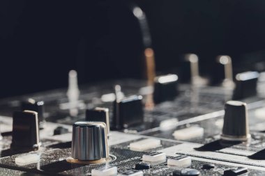 müzik, teknoloji, kişiler ve donatım kavramı - ses kayıt stüdyosunda karıştırma konsolu kullanan adam.
