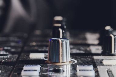 müzik, teknoloji, kişiler ve donatım kavramı - ses kayıt stüdyosunda karıştırma konsolu kullanan adam.
