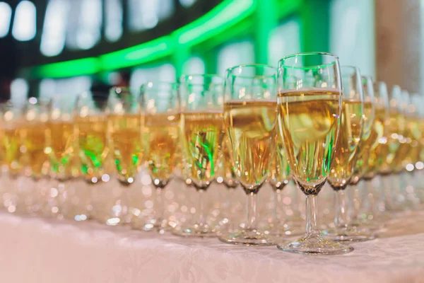 Un montón de copas de vino con un delicioso champán fresco o vino blanco en el bar . —  Fotos de Stock