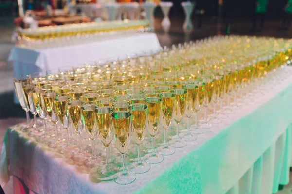 Mnoho sklenic na víno s cool lahodné šampaňské nebo bílého vína v baru. — Stock fotografie