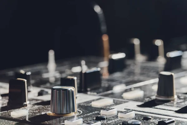 Música, tecnología, personas y concepto de equipo: el hombre utiliza la consola de mezcla en el estudio de grabación de sonido . — Foto de Stock