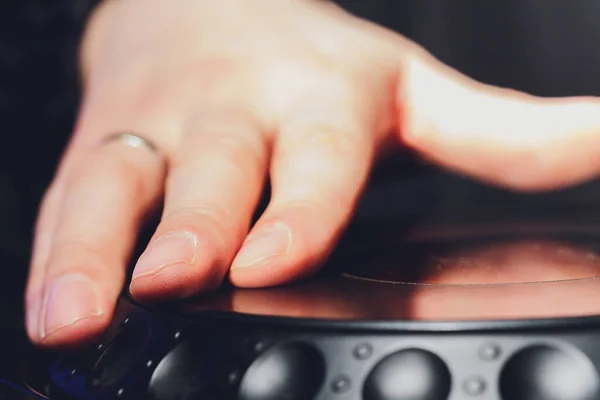 Conceito de música, tecnologia, pessoas e equipamentos - homem usando console de mistura em estúdio de gravação de som . — Fotografia de Stock