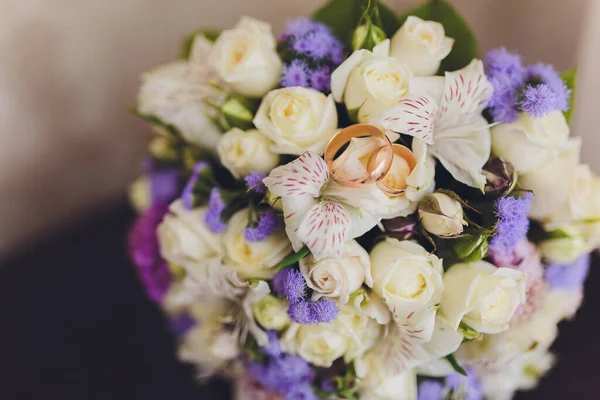 Свадебный букет с белыми орхидеями, розами, маргаритками и красными ягодами . — стоковое фото