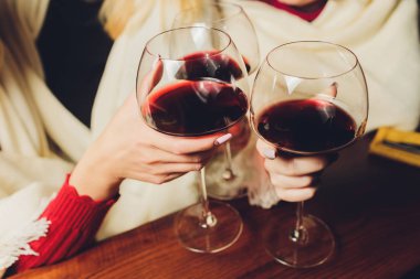 İçkili kadehler ve kadeh kaldırma, parti.