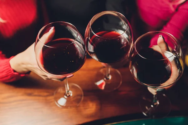 Gläser klirren mit Alkohol und Anstoßen, Party. — Stockfoto