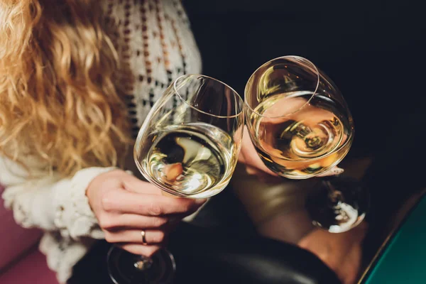 Gläser klirren mit Alkohol und Anstoßen, Party. — Stockfoto