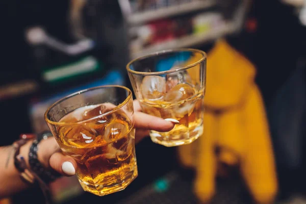 Bevanda cocktail di whisky di segale, sulle rocce che sta per essere raccolto da una mano femminile . — Foto Stock