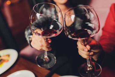 İçkili kadehler ve kadeh kaldırma, parti.