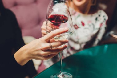 İçkili kadehler ve kadeh kaldırma, parti.