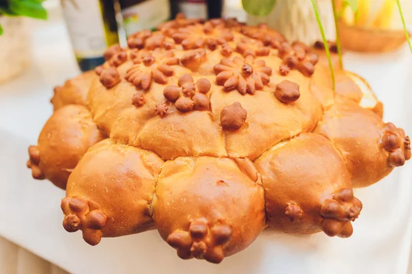 Big Golden Russian Loaf, primer plano del pastel de boda . —  Fotos de Stock