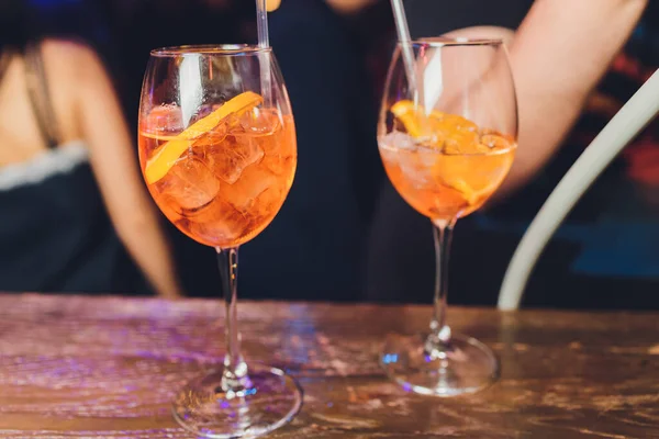 Een barman maakt een cocktail over het marmer toog. — Stockfoto