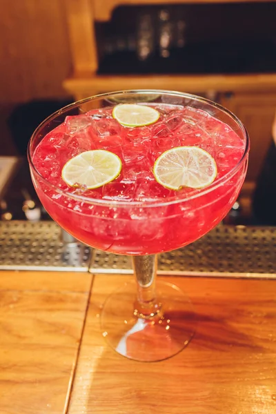 Barkeeper bereitet einen großartigen Cocktail aus nächster Nähe auf dem Hintergrund der Bar zu. — Stockfoto