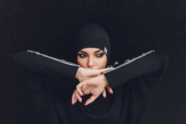 Spor salonunda egzersiz yapan Müslüman Asyalı kadın..