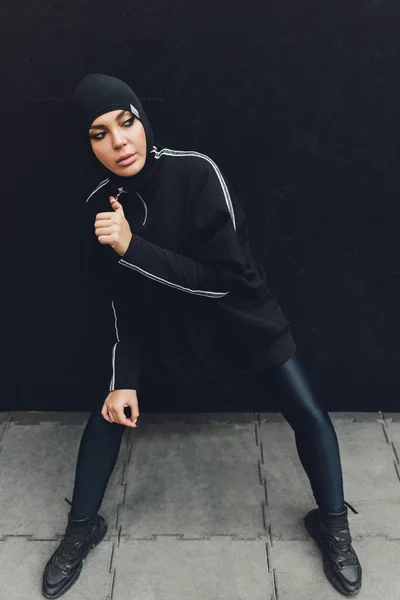 Musulmán asiático mujer en hijab ejercitando en un gimnasio . — Foto de Stock