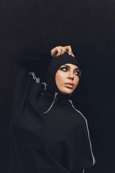 Muselman asiatisk kvinna i hijab utövar i ett gym. — Stockfoto