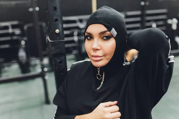 Musulmán asiático mujer en hijab ejercitando en un gimnasio . —  Fotos de Stock