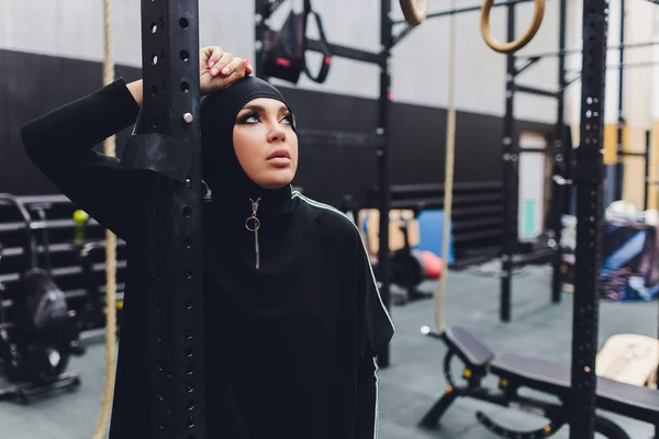 Musulmán asiático mujer en hijab ejercitando en un gimnasio . —  Fotos de Stock