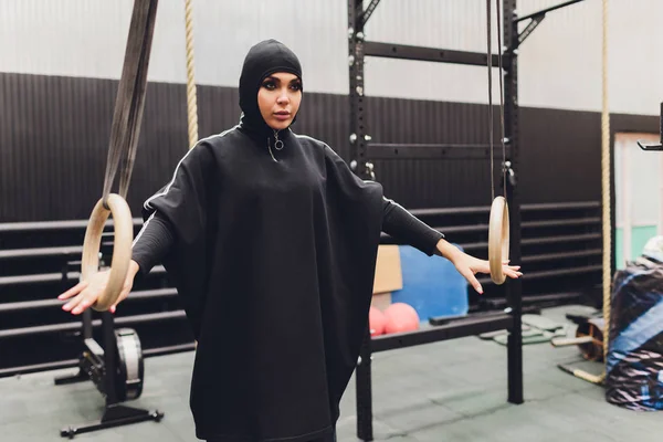 Muslimische asiatische Frau im Hidschab trainiert in einem Fitnessstudio. — Stockfoto