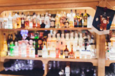 Restaurantın içi bulanık, geçmişi bulanık. alkol şişeleri