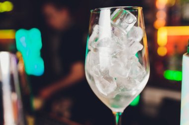 Bir barmen bir kokteyl mermer üzerinde yapar bar counter.