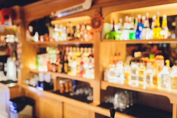 Verschwommener Hintergrund mit Restaurant-Unschärfe im Inneren. Alkoholflaschen — Stockfoto