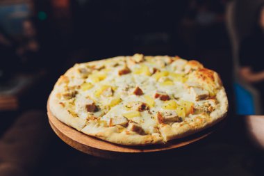 Tavuk göğsü, ananas ve Mozzarella peynirli pizza..