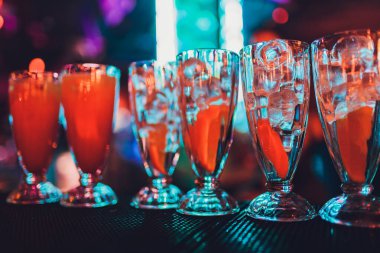 Kokteyl Çubuğu'nda bizi bekleyen bir cam içine dökülen barmen yapar.