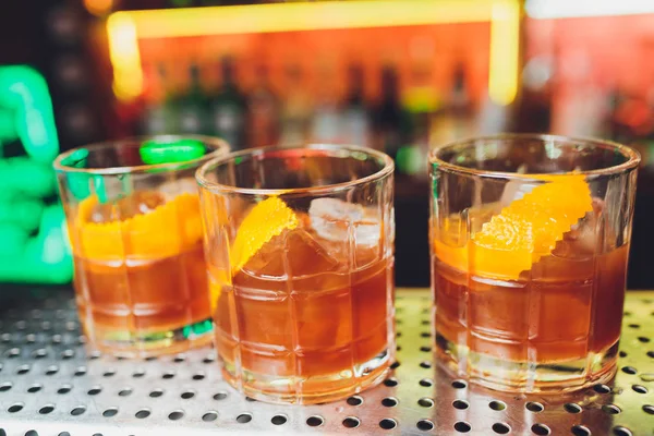 Drei Cocktails an der Bar. Whiskey Cola, Rum Cola, Whisky mit Saft an der Bar während einer Nachtclubparty. — Stockfoto