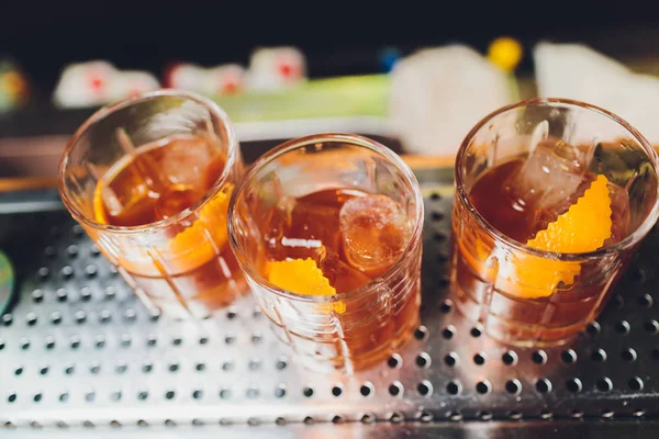 Three cocktails on the bar. Whiskey Cola, Rum Cola, Whiskey with juice on the bar during a nightclub party. — Stock Photo, Image