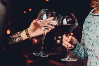 İçkili kadehler ve kadeh kaldırma, parti.