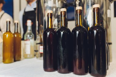 hala hayat Restoran'da kırmızı şarap cam ve şişe.