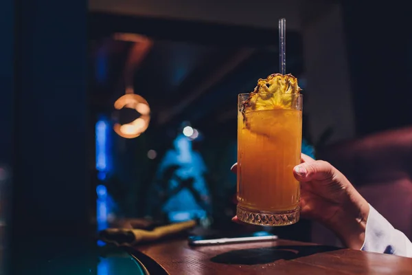 Een barman maakt een cocktail over het marmer toog. — Stockfoto